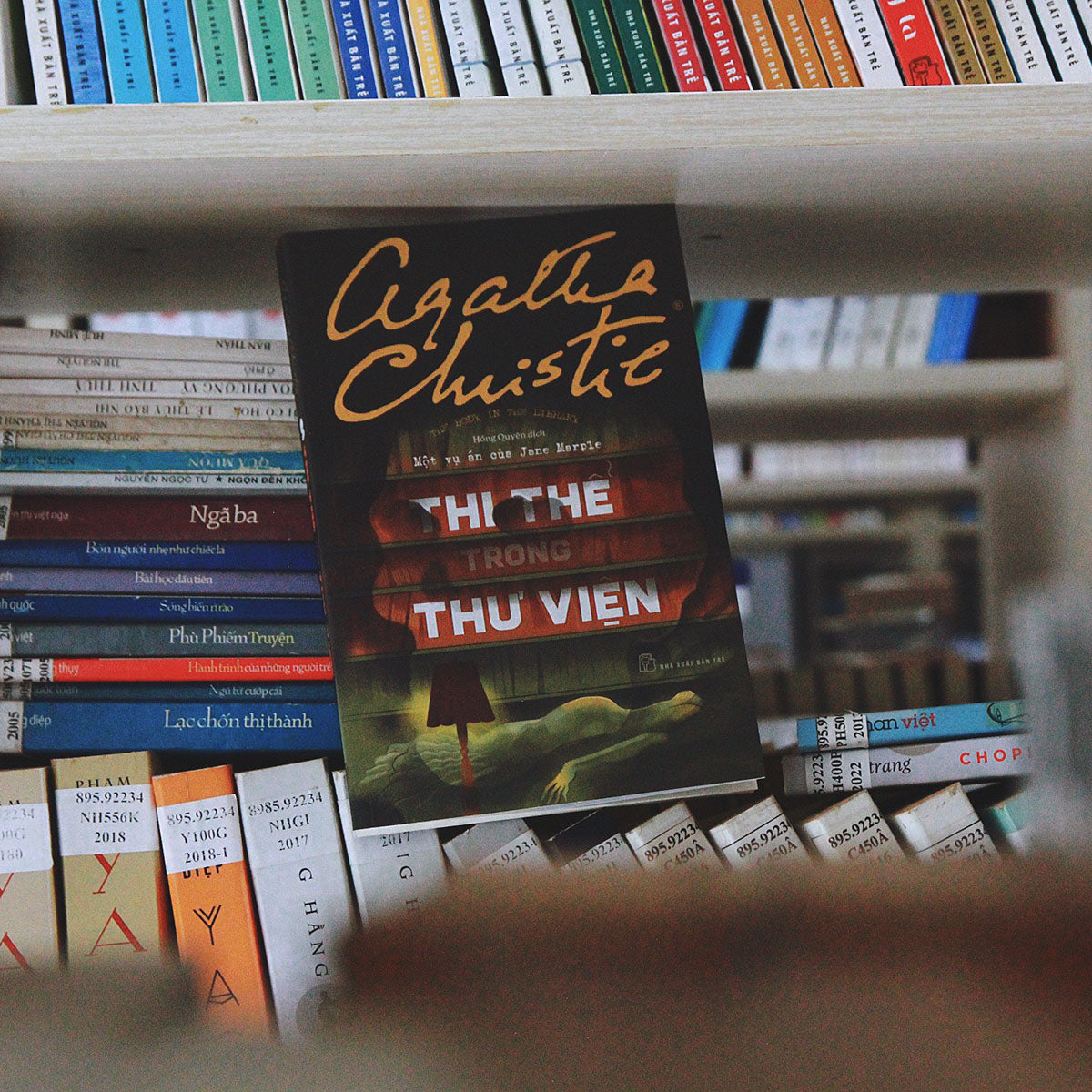 agatha-christie-thi-the-trong-thu-vien-mot-vu-an-cua-jane-marple