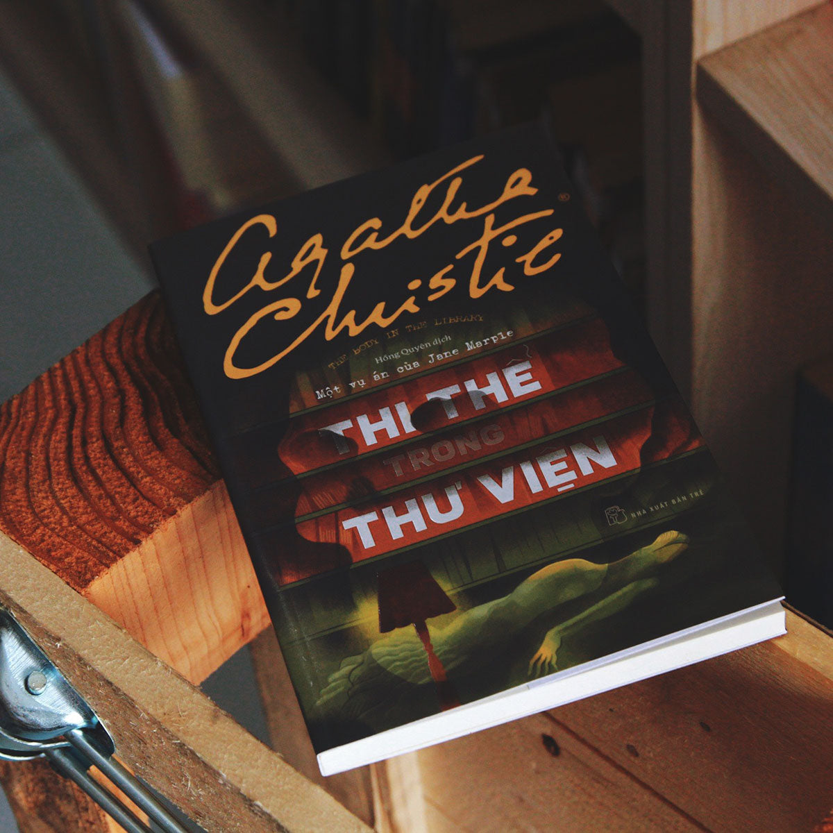 agatha-christie-thi-the-trong-thu-vien-mot-vu-an-cua-jane-marple