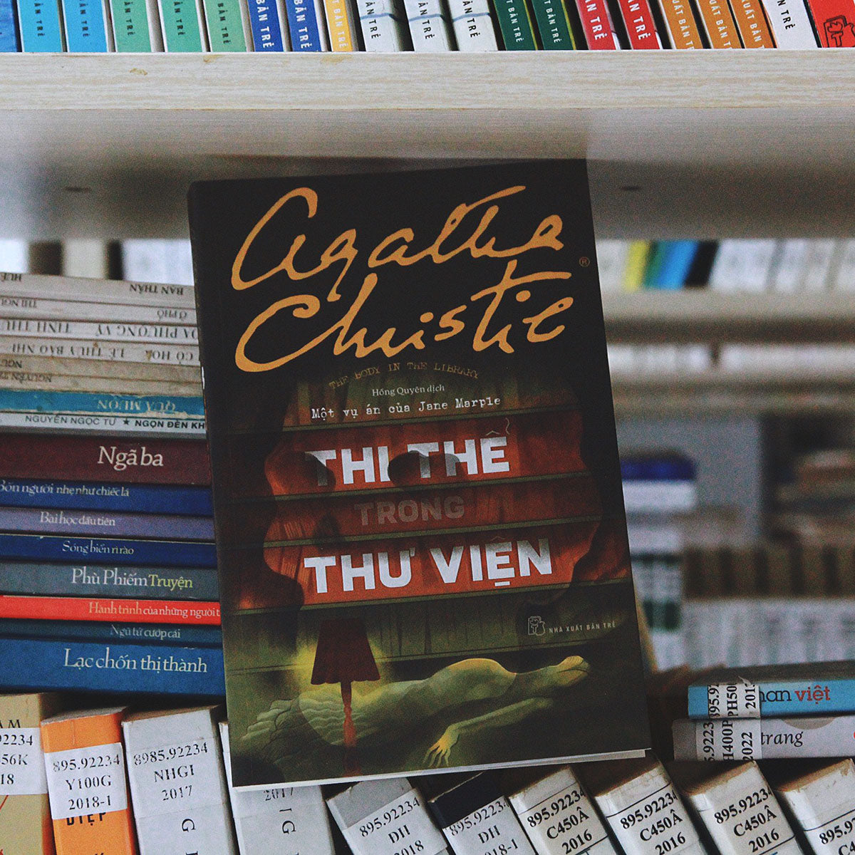 agatha-christie-thi-the-trong-thu-vien-mot-vu-an-cua-jane-marple