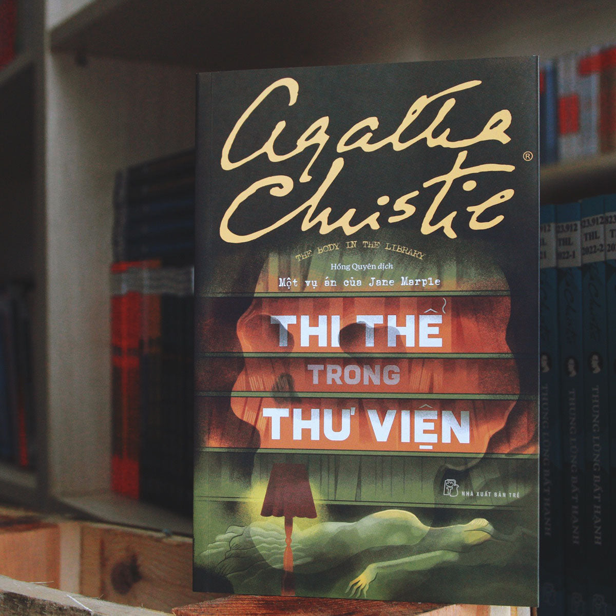 agatha-christie-thi-the-trong-thu-vien-mot-vu-an-cua-jane-marple